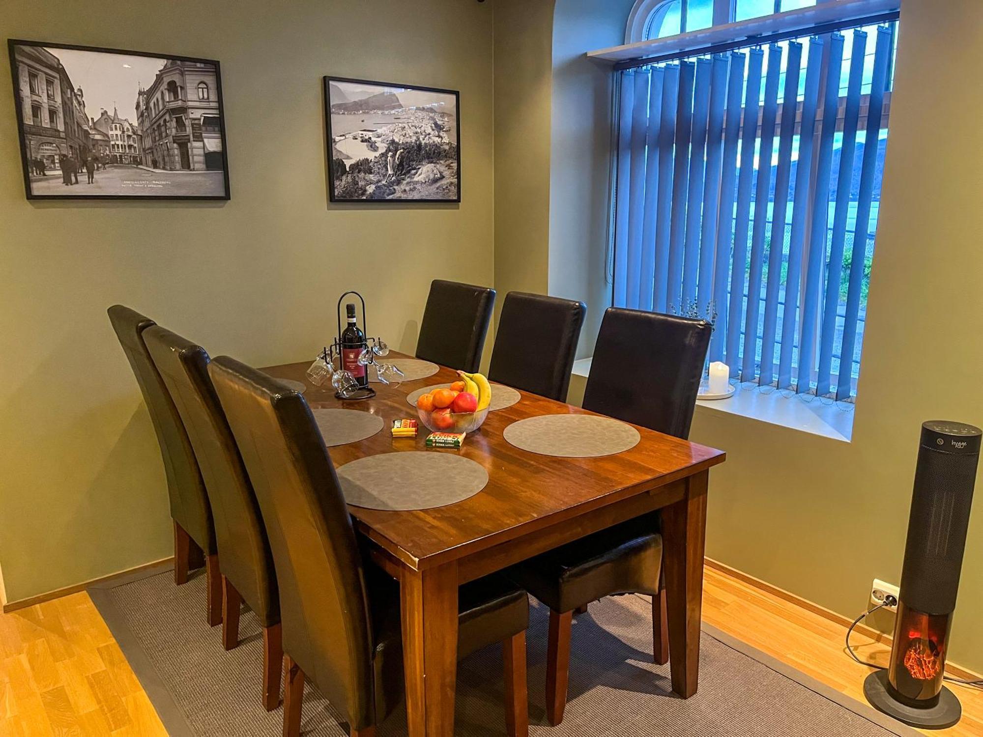 Two-Bedroom City Apartment With Fire Place, Free Parking And Fjordview Terrace - Calm And Central Ålesund Kültér fotó