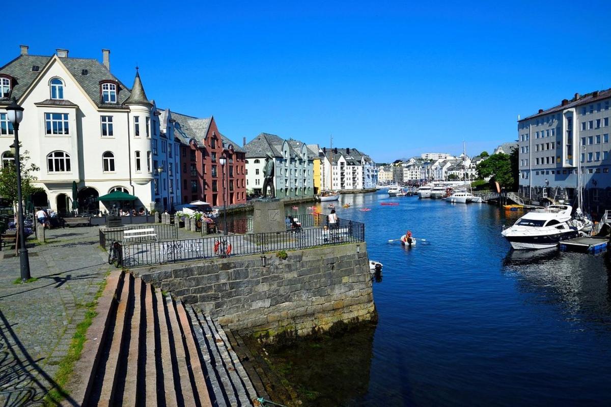 Two-Bedroom City Apartment With Fire Place, Free Parking And Fjordview Terrace - Calm And Central Ålesund Kültér fotó
